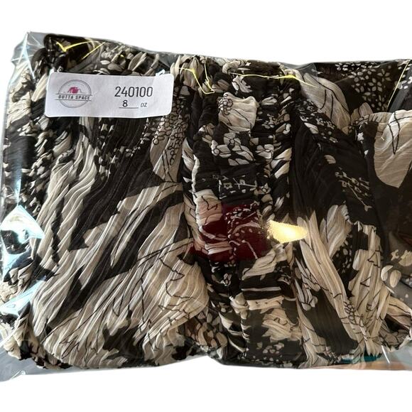 Lindi Sheer Crinkle Crepe Stretchy yet Fitted Black and White Dress - Picture 7 of 7